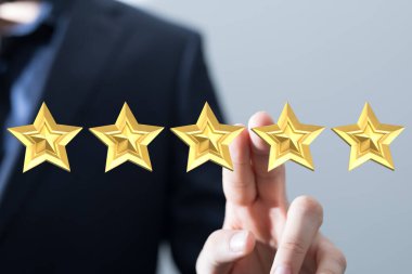 Müşteri memnuniyeti için işadamının eli beş yıldıza dokunuyor.