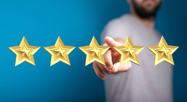 Altın yıldızları gösteren adam beş yıldızlı müşteri memnuniyetine ulaşır.