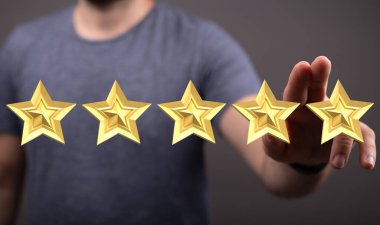 Beş altın yıldızı gösteren kişi: Mükemmel derecelendirme, başarı, başarı.