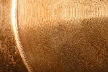 Altın metal bir yüzeyin özdeş dokuya sahip soyut makro fotoğrafı