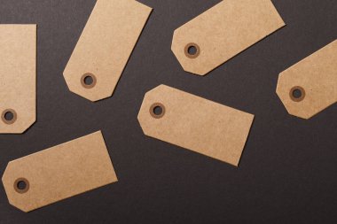 Tasarım Amaçlarına yönelik Siyah Arkaplanda Boş Kahverengi Kağıt Etiketler