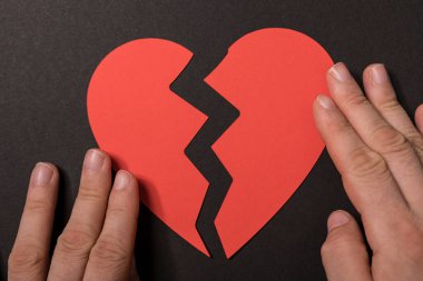 Ellerle tutulan kırık kalp, ilişkilerde sorunlar gösterir.