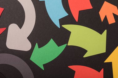 Siyah arkaplanda renkli oklar, yön kavramı, farklı seçenekler