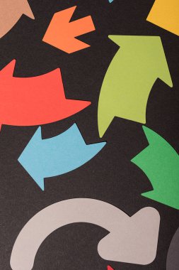 Siyah arkaplan, yön, tasarım ve konsept illüstrasyonunda renkli oklar