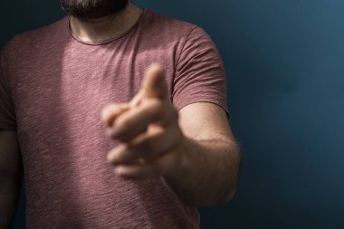 Adam işaret ediyor, sana bakıyor, yön ve cesaret kavramı.