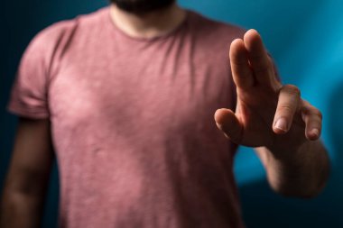 Elle hareket eden bir adam. İnsan eli dokunuş ya da nokta kavramını gösterir