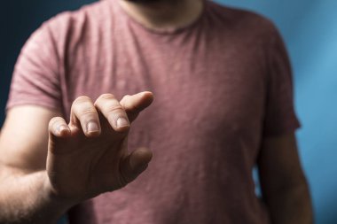 İnsanın eli dokunuşla iletişim ve insan ilişkileri için ileri uzanıyor.