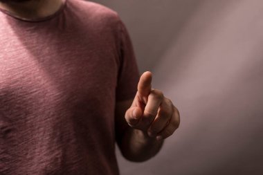 Adamın eli işaret parmağıyla bir şeyi işaret ediyor.