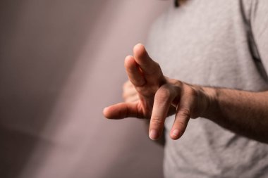 Adamın el hareketi, bir şeyi işaret ediyor, izole, odaklanmış, net bir yön.