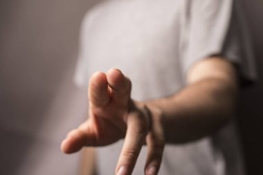 İnsan eli dokunaklı bir şeye işaret ediyor.