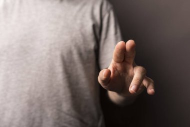 Tarafsız bir arkaplanda insan eli hareketi, yakın çekim.