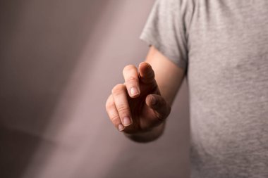 İnsan eli göstererek, bastırarak ya da dokunarak. Kavramsal ve davetkar.