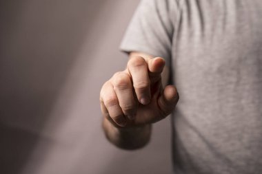 Adamın eli izleyiciyi işaret ediyor, dokunaklı, etkileşimli, seçim konsepti