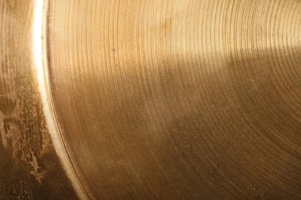 Altın metal bir yüzeyin özdeş dokuya sahip soyut makro fotoğrafı