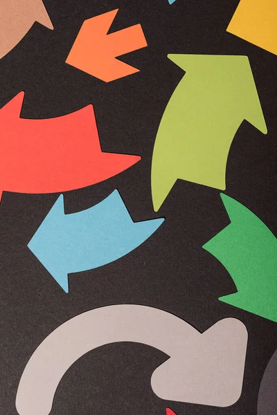 Siyah arkaplan, yön, tasarım ve konsept illüstrasyonunda renkli oklar