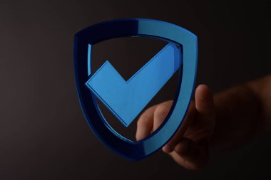 Korunmayı temsil eden işaretli dijital güvenlik kalkanı