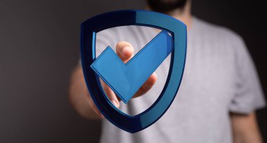 Güvenlik ve Korunmayı Sembolize eden Bir Kalkan Tutan Kişi