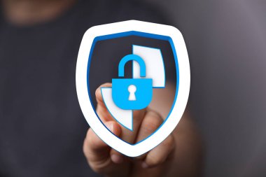 Dijital Siber Güvenlik Kalkanı Simgesi ve Asma Kilidi Gösteren Kişi