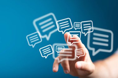 Dijital Sohbet Kabarcıklarına Dokunmak İletişim ve Bağlantıyı Sembolize Ediyor