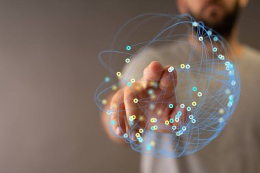 Küresel teknoloji bağlantısını temsil eden dijital küreye dokunan adam