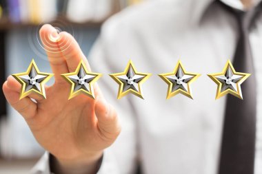 Müşteri hizmetleri ve kalitesi için beş yıldız gösteren adam