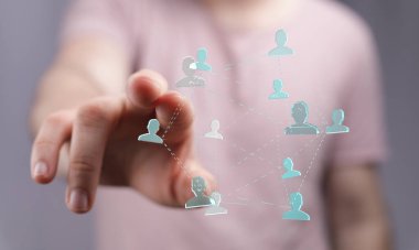 Bağlı ağ konsepti insan eliyle uzanıyor, dijital tasarım