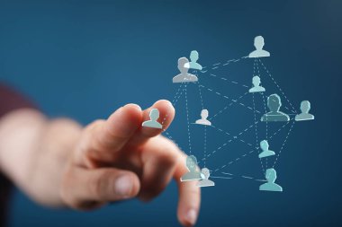 Elle dokunulan kavramsal insan simgeleriyle dijital ağ bağlantısı.