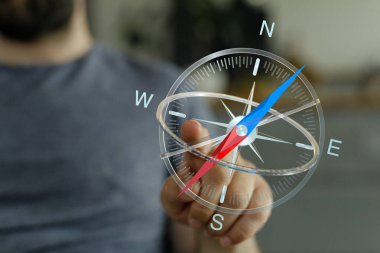 İnsan, yön ve rehberlik için bir pusula gösterir.