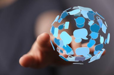 Mavi Konuşma Baloncukları Küresi Elde Tutuluyor