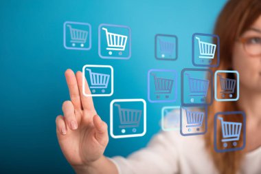 Çevrimiçi Alışveriş Konsepti: Ekranda Dijital Araç Simgelerine Dokunma