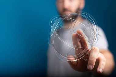 İnsanoğlu küresel bağlantıyı ve teknolojiyi temsil eden dijital bir dünyaya dokunuyor.