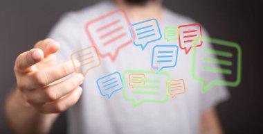 Adamın eli yüzen sosyal medya mesajlarına uzanıyor, iletişim konsepti