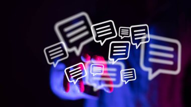 Yüzen Mesaj Baloncukları: Dijital İletişim ve Bağlantı Kavramı