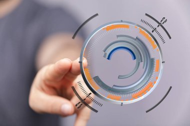 İnsanın eli dijital teknoloji arayüzü kavramını işaret ediyor, geleceksel tasarım