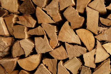 Kış için hazır odun yığını.