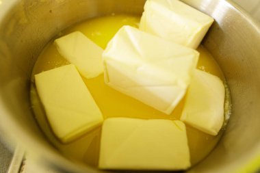 Eriyen Tereyağı Küpleri Pişirmek için Metal Tavada