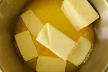 Metal bir kapta Tereyağı Küpleri Eritiyor