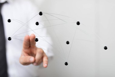 Beyaz arkaplanda dijital ağ bağlantıları ile etkileşime giren adam