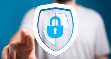 Adam dijital güvenlik kalkanı ve asma kilit ile veri koruması için etkileşime geçiyor