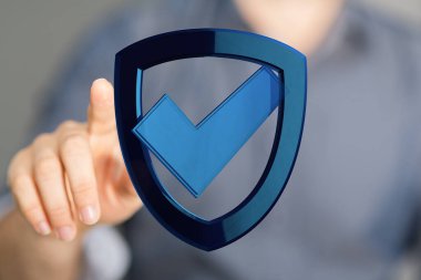 Kişi dijital kalkan sembolü, güvenlik ve doğrulama kavramına işaret ediyor