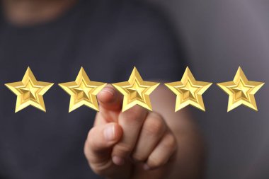 Kişinin eli olumlu değerlendirme için beş altın yıldızı işaret ediyor