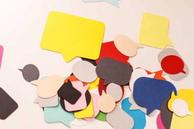 İletişim ve tartışma için renkli konuşma balonları bileşimi