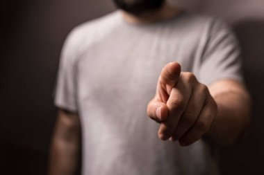 Adam kamerayı işaret ediyor. El hareketi seçimi odaklanıyor.