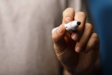 Beyaz İşaretli Yazan, Kapalı El Perspektifi Tutan Kişi