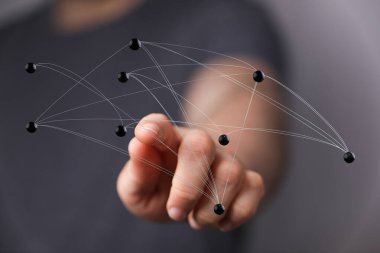 Karanlık Arkaplanda Ağ Bağlantı Düğümlerine Gösteren Kişi