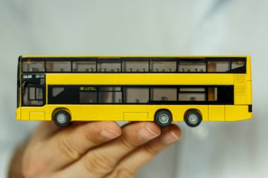 Minyatür Sarı Katlı Otobüs Elde Tutuluyor