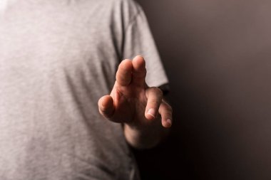 İnsanın eli, hareket dokunuşu ya da tıklama kavramına uzanır.