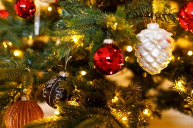 Noel ağacı süslemeleri ve ışık şenlikli kış tatili sezonu