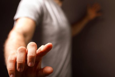 Dokunaklı Jest Konseptine Uzanan Adamın Eli 'nin yakın çekimi