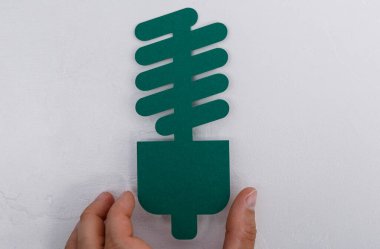 Soyut Kağıt Sanatı: Beyaz Arkaplanda Yeşil Dekoratif Parça